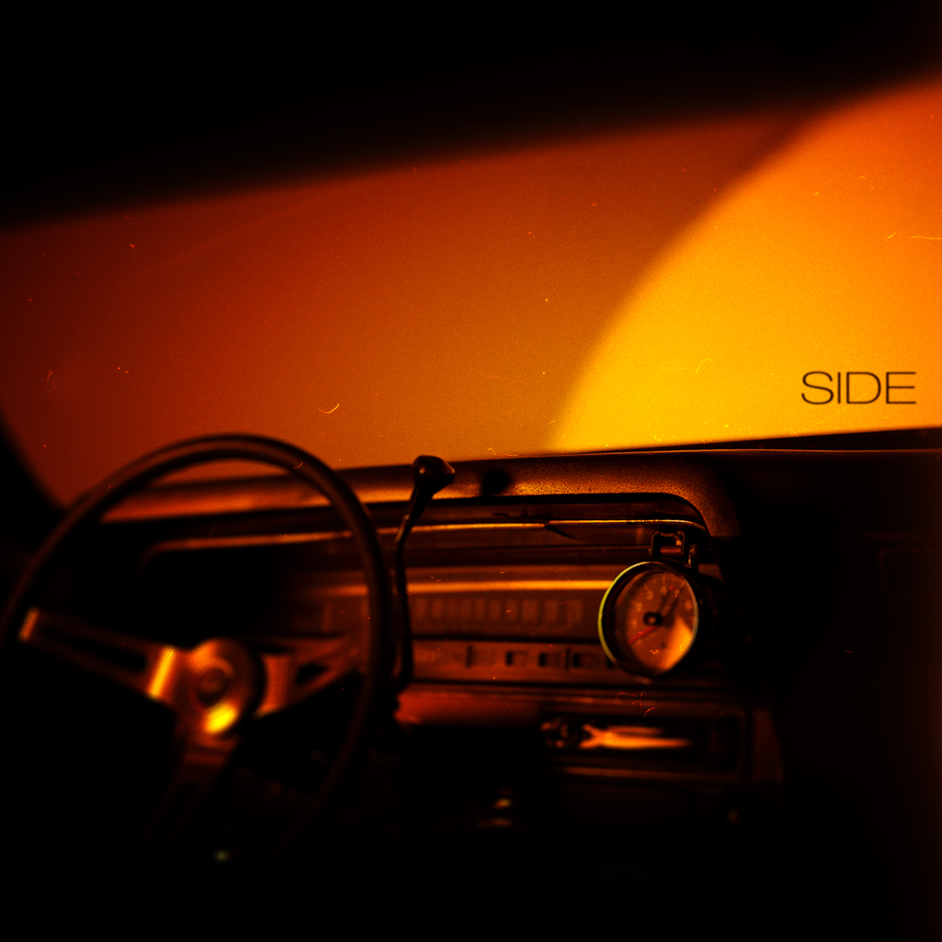 オレンジ色の光と車のダッシュボードを写し、SIDEと記されたShowMinorSavageのEPジャケット